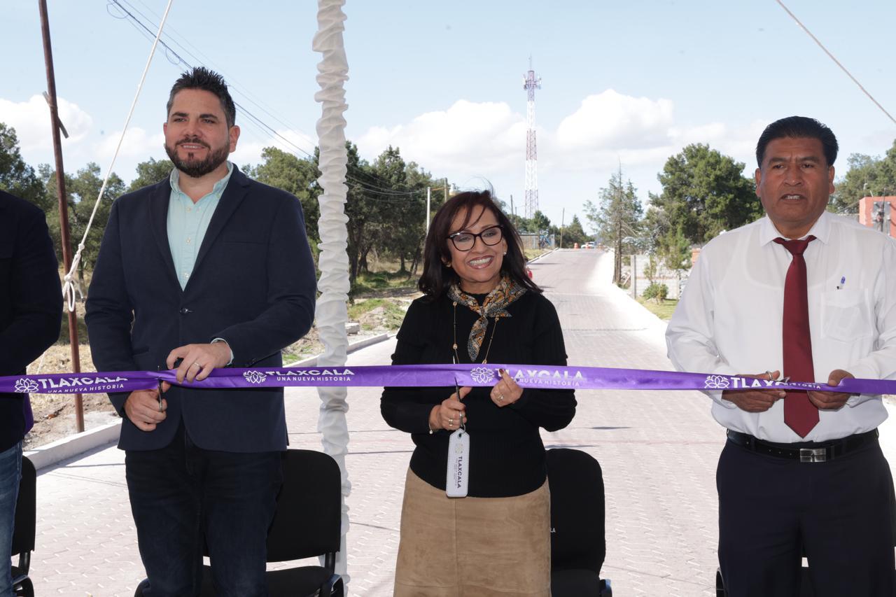 Inaugura gobernadora obras viales en comunidades de San Cosme Xaloztoc